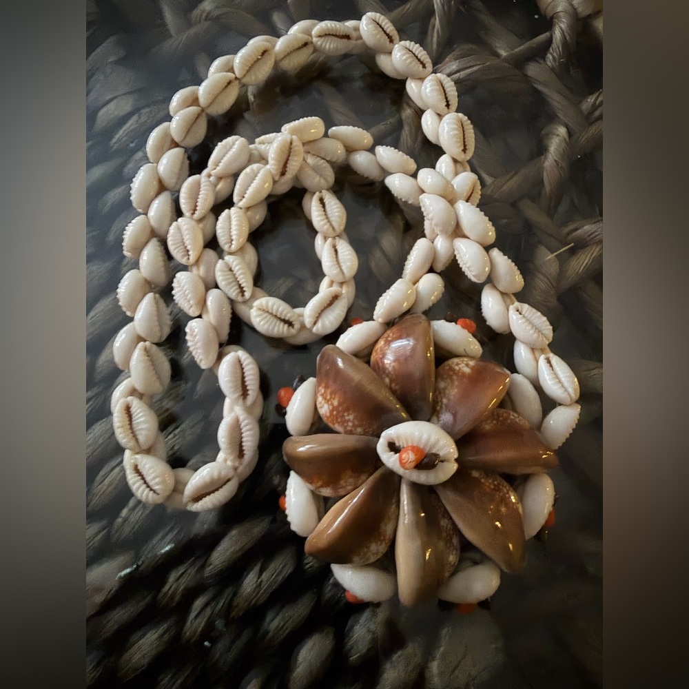 Large 3” Hawaiian Shell Medallion Lei Necklace Diameter 14” Drop Luau